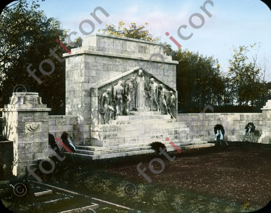 Kriegerdenkmal auf dem Nordfriedhof ; War memorial on the North Cemetery (foticon-600-simon-duesseldorf-340-074.jpg)